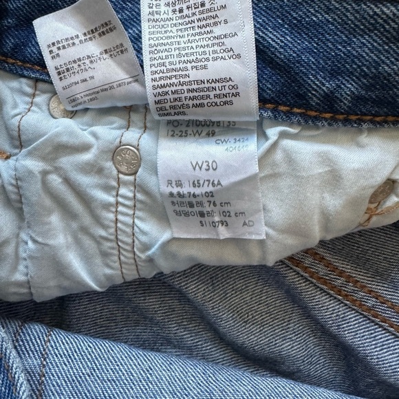 NWOT Women's Levi's 501 Classic Blue Distressed Denim Shorts Jeans Size 30 - Picture 5 of 7